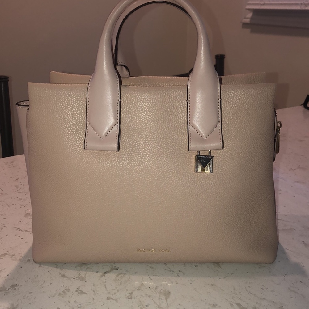 Authentic Micheal Kors Purse mint condition! - Picture 2 of 4